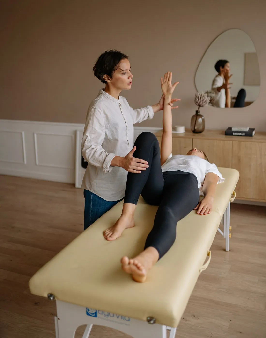 Therapeutin begleitet eine Patientin im TuRBO